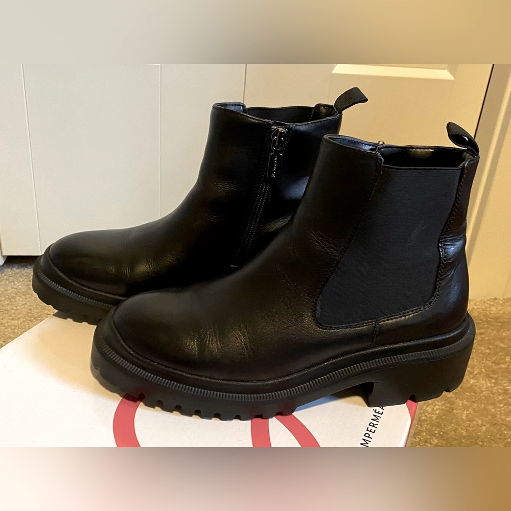 Blondo “Cayla” waterproof Chelsea booties; lug soles; size 7.5; black